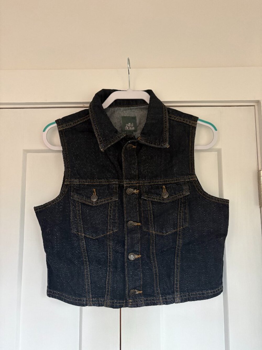 Wild Fable Women's Sleeveless Cropped Denim Trucker Vest Size Medium